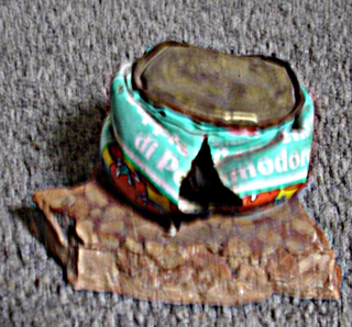 Collezione 1995 - 1999, Jimmie Durham
A stone opened this can of tomato pureè, 1997
pietra, scatola di pomodoro schiacciata
10 x 10 x 6 cm