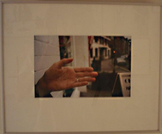 Collezione 1995 - 1999, Maurizio Cattelan
Bye, 1999
fotografia a colori
14 × 21 cm