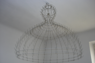 Collezione 1993 - 1995, Mary Brogger
Sciogliere, 1995
struttura in filo di ferro per lampadario
diametro 100 cm, altezza 90 cm