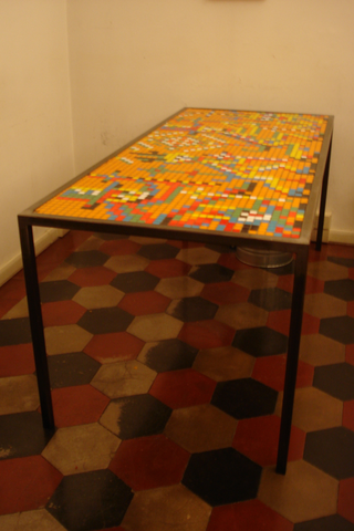 Collezione 1995 - 1999, Alessandro Pessoli
Tavolo, 1997
struttura in ferro, mosaico in vetro
180 x 80 x 74,5 cm