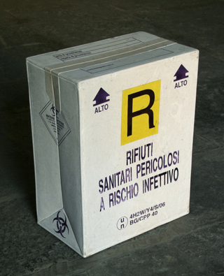 Collezione Ferrari 1992 - 2009, Luca Resta
Rifiuti sanitari pericolosi, 2009
pietra bianca, pigmento colorato e inchiostro
55 x 40 x 20 cm