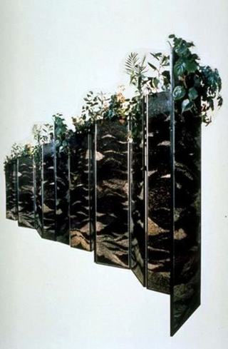 Collezione 1985 - 1992, Maurizio Cattelan
Biologia delle Passioni Cerniere, 1989
cerniere di vetro, alluminio, terriccio, granaglia di marmo
140 x 170 x 2 cm