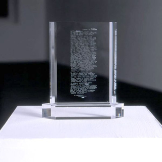 Collezione Ferrari 1992 - 2009, Giovanni Kronenberg
Sussurrando di laghi ghiacciati e alberi silenziosi, 2005
cristallo inciso da raggio laser 3D
20 x 17 x 5 cm